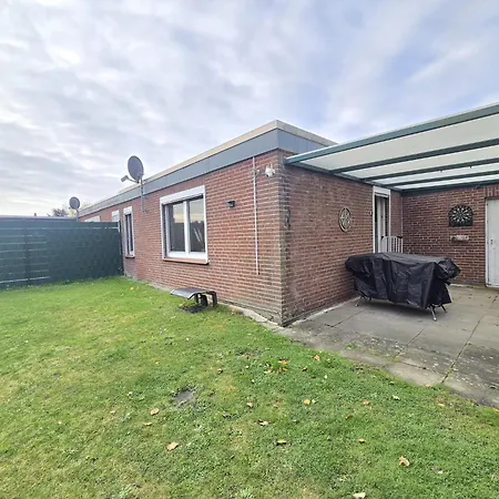 Lüttje Uttiet Mit Eingezäunten Garten Berumbur