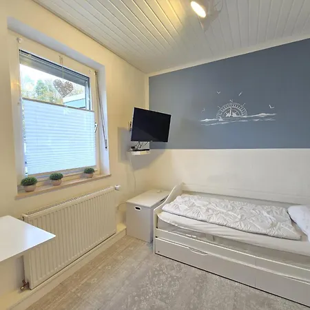 Ferienhaus Luettje Uttiet Mit Eingezaeunten Garten Berumbur