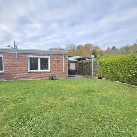 Luettje Uttiet Mit Eingezaeunten Garten Berumbur