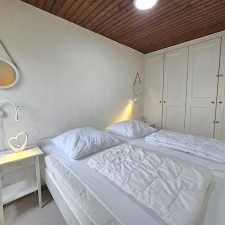 Ferienhaus Lüttje Uttiet Mit Eingezäunten Garten Berumbur