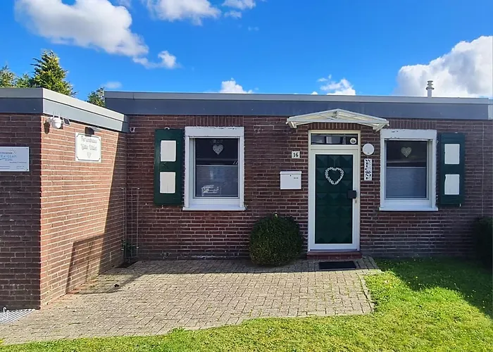 Luettje Uttiet Mit Eingezaeunten Garten Feriehus