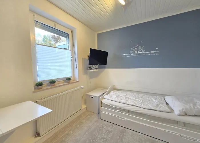 Feriehus Luettje Uttiet Mit Eingezaeunten Garten Berumbur