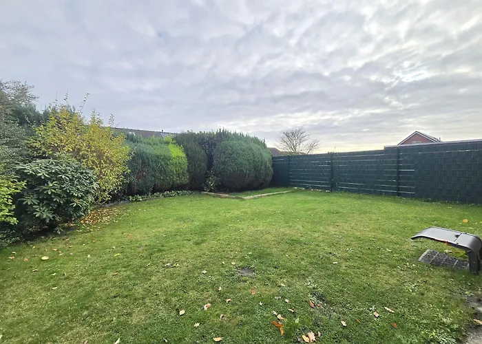 Luettje Uttiet Mit Eingezaeunten Garten * Berumbur