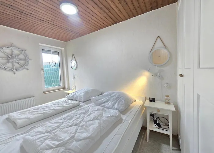 Luettje Uttiet Mit Eingezaeunten Garten